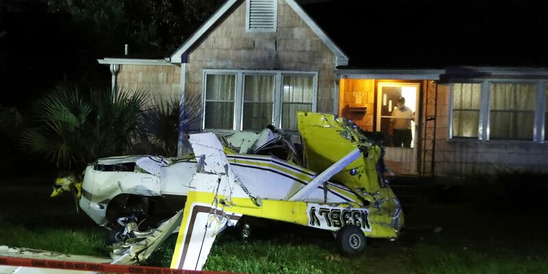 Die Cessna stürzte in den Vorgarten - Foto: Richard Burkhart/Savannah Morning News/AP