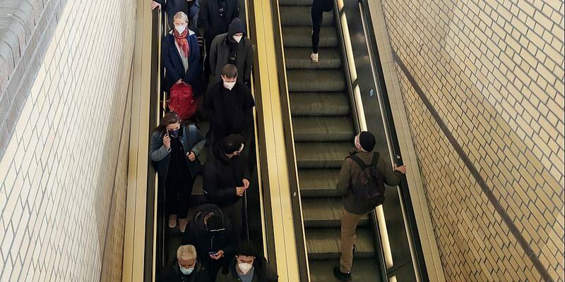 Menschen mit Maske (Archiv) - Foto: über dts Nachrichtenagentur