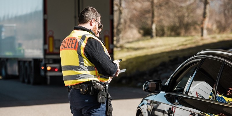 Bundespolizeidirektion München: Geschleuster wegen Mordes gesucht/ Bundespolizei bringt Migranten in Auslieferungshaft - Foto: presseportal.de