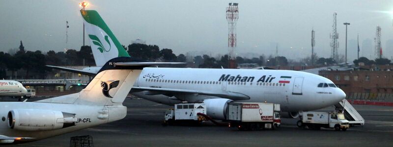 Dürfen künftig nicht mehr in die EU fliegen: Passagierflugzeuge der iranischen Fluggesellschaft Mahan Air. (Archivbild) - Foto: Abedin Taherkenareh/EPA/dpa