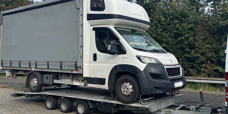 POL-MG: Lkw auf Anhänger: Verkehrsdienst unterbindet gefährliche Fahrt - Foto: presseportal.de