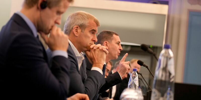 Vertreter von Ligen und Profivereinigungen beklagen die Überlastung von Spielern durch den aufgeblähten Kalender. - Foto: Virginia Mayo/AP/dpa