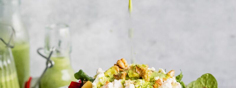 Für den Salat gibt man gekochte Gerste mit grob geraspeltem rohen Hokkaido-Kürbis in eine Schüssel, fügt Würfel von Rote Bete und Apfel sowie Babyspinat und Fetabrösel hinzu. Als Dressing empfiehlt sich ein Mix aus frischen Kräutern, Cashews und Knoblauch.  - Foto: Annalena Bokmeier/Hölker Verlag/dpa-tmn