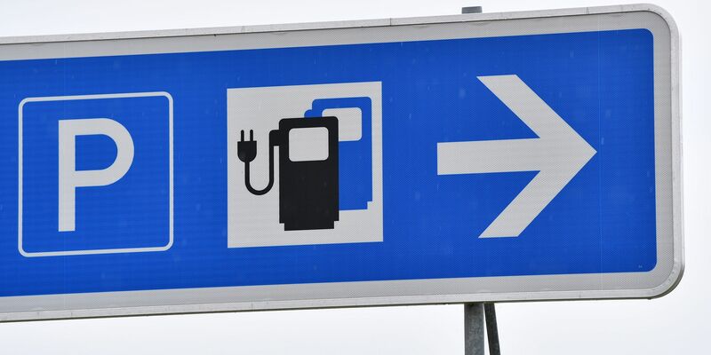 Die Ladeinfrastruktur an deutschen Autobahnen lässt nach Ansicht des ADAC zu wünschen übrig. - Foto: Martin Schutt/dpa-Zentralbild/dpa