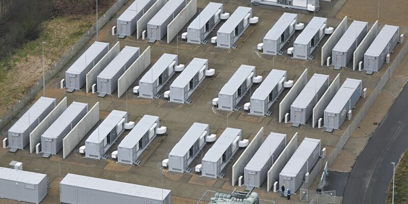 Ein Batteriepark in der Lausitz. Ein im nordrhein-westfälischen Waltrop geplanter Batteriepark soll bis 2028 ebenfalls in Containerbauweise errichtet werden. (Symbolbild) - Foto: Patrick Pleul/dpa