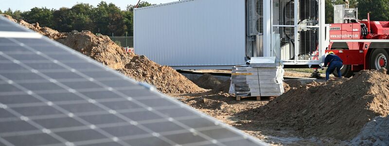 Neue Solarparks werden häufig mit eigenen Großbatterien ausgestattet, die den Strom für ein paar Stunden zwischenspeichern können. - Foto: Uli Deck/dpa