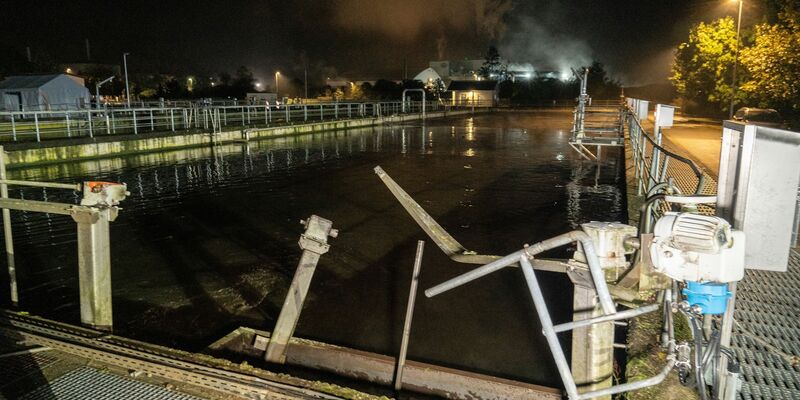 Der Schaden an der Kläranlage könnte laut Polizei erheblich sein. - Foto: Ferdinand Merzbach/NEWS5/dpa