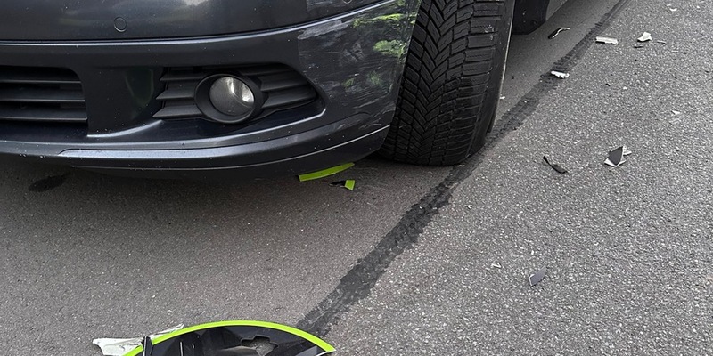 POL-NI: Verkehrsunfallflüchtiger gesucht - auffällige Fahrzeugteile an der Unfallstelle - Foto: presseportal.de