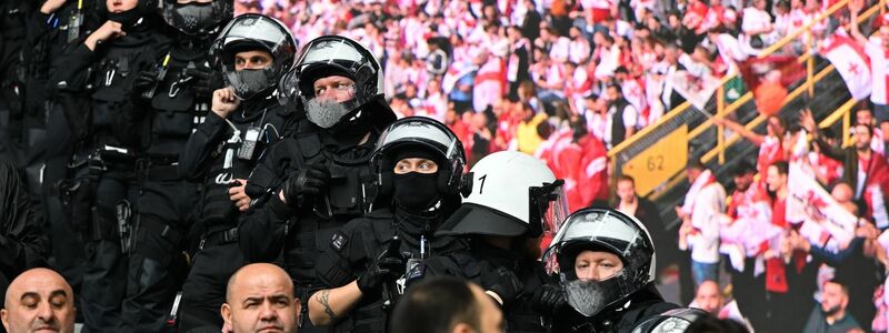 Die Sicherheit rund um Stadien und in den Arenen ist immer wieder Thema. - Foto: Bernd Thissen/dpa