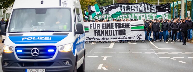 Fans demonstrieren immer wieder für ihre Leidenschaft. Beim Sicherheitsgipfel sind sie nicht dabei. - Foto: Moritz Frankenberg/dpa