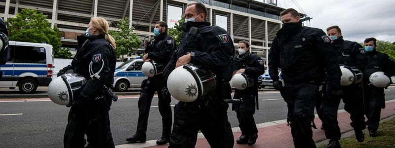 Die Sicherheit rund um Stadien und in den Arenen ist immer wieder Thema. - Foto: Marius Becker/Deutsche Presse-Agentur GmbH/dpa