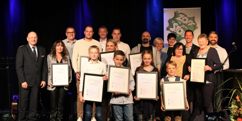 POL-SI: Danke für Ihr vorbildliches und aufmerksames Handeln: Landrat Andreas Müller zeichnet 13 Menschen für ihre Zivilcourage aus - #polsiwi - Foto: presseportal.de
