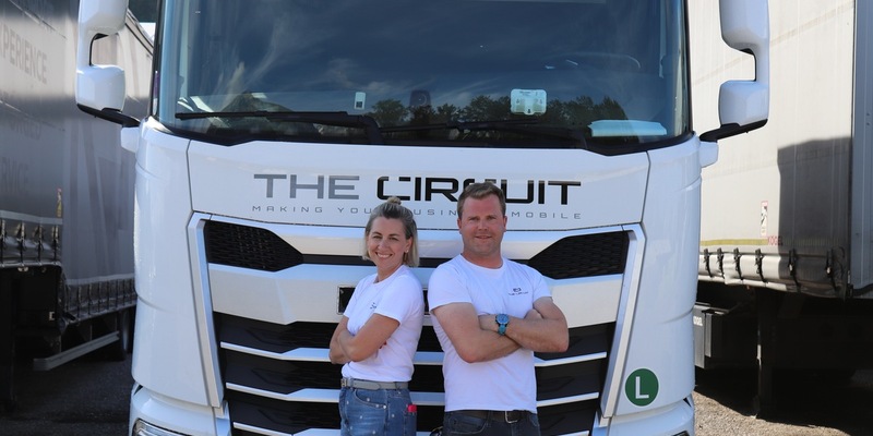 Karriere im Windschatten schneller Autos und Motorräder: The Circuit GmbH wächst weiter und sucht neue Mitarbeiter - Foto: presseportal.de