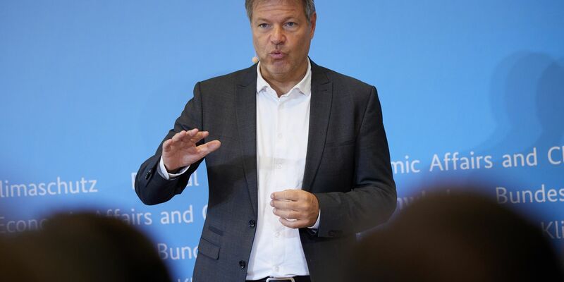 Habeck unterzeichnete die ersten Klimaschutzverträge, die die grüne Umstellung der Wirtschaft absichern sollen. - Foto: Joerg Carstensen/dpa