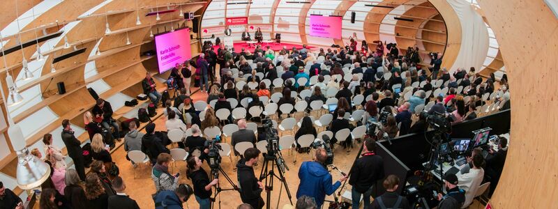 Der Autor Antonio nannte den Ehrengastland-Pavillon «hässlich, richtig hässlich. Das erinnert ja an ein Beerdigungsinstitut.» - Foto: Andreas Arnold/dpa