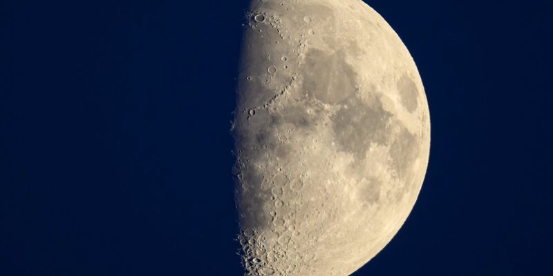 Neue Esa-Satelliten sollen künftig um den Mond fliegen und Mondmissionen helfen. (Archivbild) - Foto: Patrick Pleul/dpa