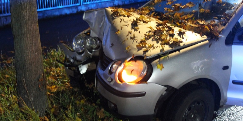 POL-SU: Von regennasser Fahrbahn abgekommen - Foto: presseportal.de