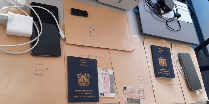 BPOL Rostock: Verdacht der gewerbs- und bandenmäßigen Einschleusung - Umfangreiche Beweismittel sichergestellt & Beschuldigte vernommen - Foto: presseportal.de