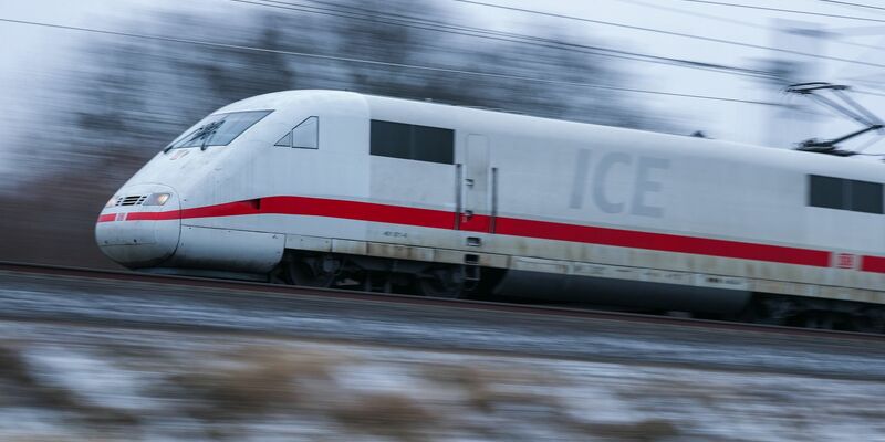Reisende im Fernverkehr müssen wegen einer Reparatur an der Oberleitung Geduld mitbringen. (Symbolbild) - Foto: Jan Woitas/dpa-Zentralbild/dpa