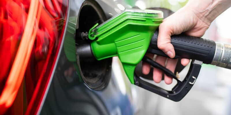 Fast umsonst konnten Autofahrer ihre Fahrzeuge an einer Tankstelle im Allgäu betanken. (Symbolbild) - Foto: Sven Hoppe/dpa