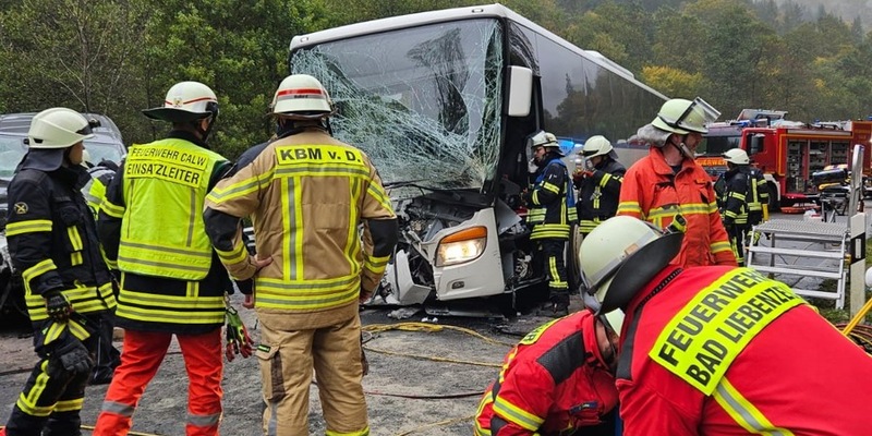 KFV-CW: Frontalzusammenstoß zwischen Omnibus und Kleintransporter / Beide Fahrer schwer verletzt / Bundesstraße B 463 gesperrt - Foto: presseportal.de