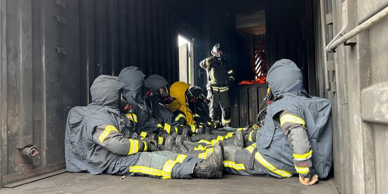 FW Alpen: Sicherheit im Einsatz: Freiwillige Feuerwehr der Gemeinde Alpen trainiert auf Training-Base in Weeze - Foto: presseportal.de