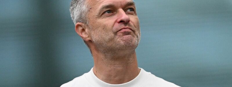 Christian Wück feiert im Wembley-Stadion gegen England sein Debüt als Trainer der deutschen Fußballerinnen. - Foto: Sebastian Christoph Gollnow/dpa