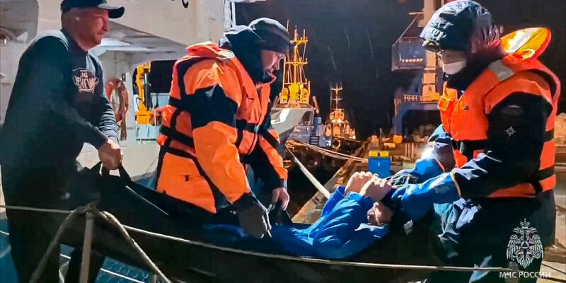 Mehr als zwei Monate fehlte von drei Männern in einem Boot auf hoher See jede Spur, nun wurde einer von beiden lebend gefunden (Handout). - Foto: Uncredited/Russian Emergency Ministry Press Service/AP