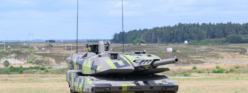 Ein Kampfpanzer Panther KF51 steht im Rheinmetall-Werk Unterlüß in Niedersachsen. Auf Basis dieses Panzers will Rheinmetall zusammen mit Leonardo einen neuen Kampfpanzer bauen. - Foto: Julian Stratenschulte/dpa