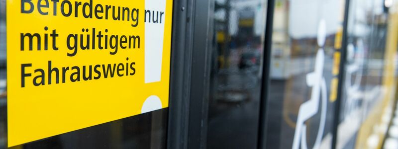 Das Fahren ohne Fahrschein bleibt verboten. Strafrechtlich verfolgt werden soll es aber nach den Vorstellungen des Bundesjustizministeriums in Zukunft nicht mehr. (Archivfoto) - Foto: Lukas Schulze/dpa