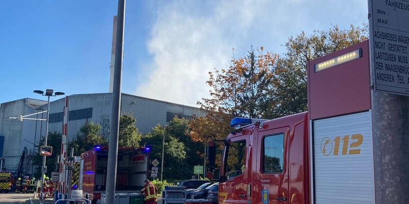 FW-PI: Feuer in Müllentsorgungsbetrieb löst langwierigen Einsatz der Feuerwehr aus - Foto: presseportal.de