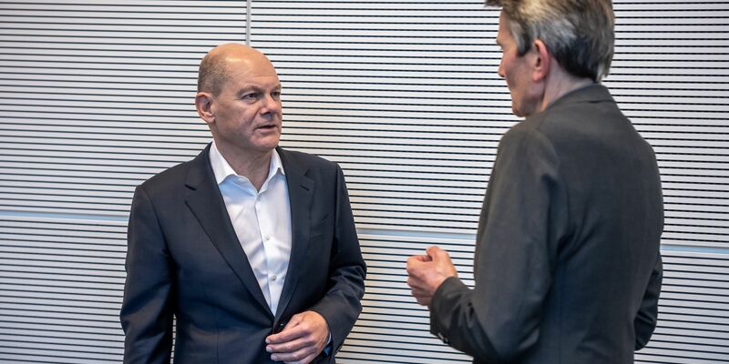 Der Kanzler hat wenig Verständnis für den Widerstand gegen das Sicherheitspaket der Ampel in den eigenen Reihen - und zeigt das in einer Fraktionssitzung auch. - Foto: Michael Kappeler/dpa