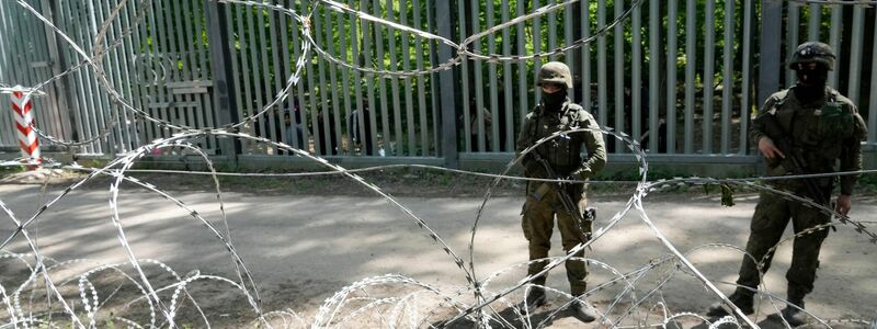 Polnische Soldaten bewachen die Metallbarriere an der Grenze zu Belarus. Polen will das Recht auf Asyl aussetzen. (Archivbild) - Foto: Czarek Sokolowski/AP/dpa