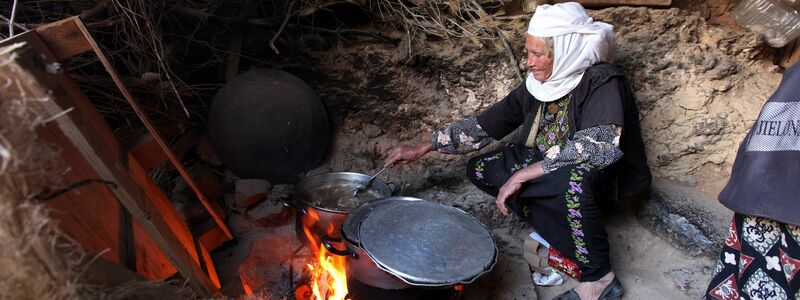 Entwicklungsländer sind von sauberen Energien auch für das tägliche Kochen oft noch abgeschnitten. (Archivbild) - Foto: Abed Al Hashlamoun/dpa