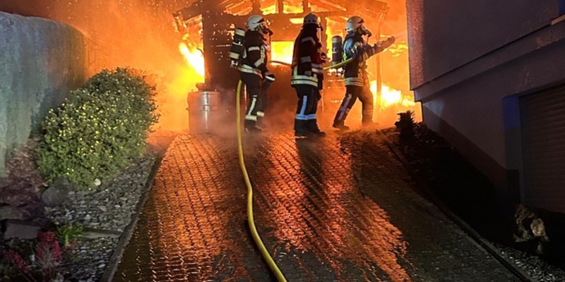 FW-OE: Gartenlaubenbrand in Obervalbert - Feuerwehr verhindert Ausbreitung auf Dachstuhl eines Wohnhauses - Foto: presseportal.de