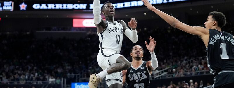 Dennis Schröder (l) will mit den Brooklyn Nets in die Playoffs. - Foto: Eric Gay/AP/dpa