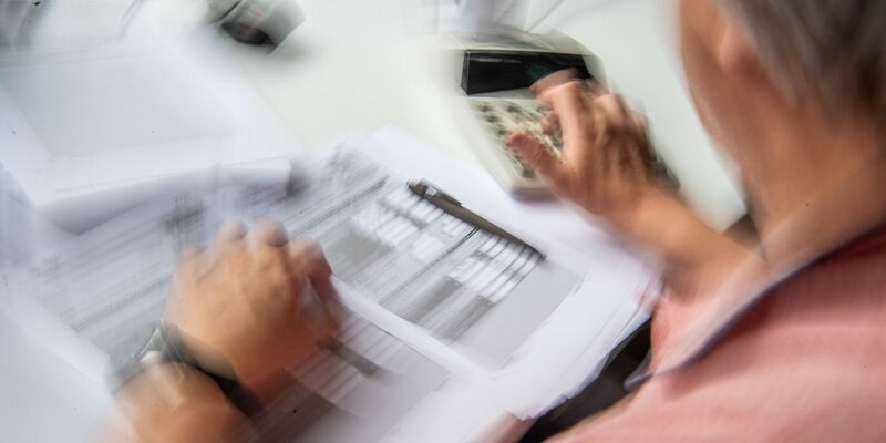 Mit gefälschten Steuerbescheiden wollen die Betrüger in verschiedenen Bundesländern an Geld kommen. (Symbolbild) - Foto: Lino Mirgeler/dpa