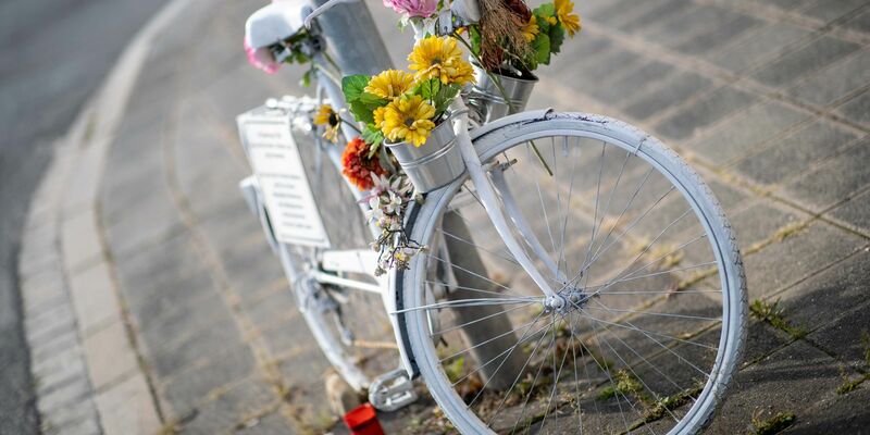 Gedenken an eine von einem abbiegenden Lkw überfahrene Radfahrerin. (Symbolbild) - Foto: Daniel Karmann/dpa