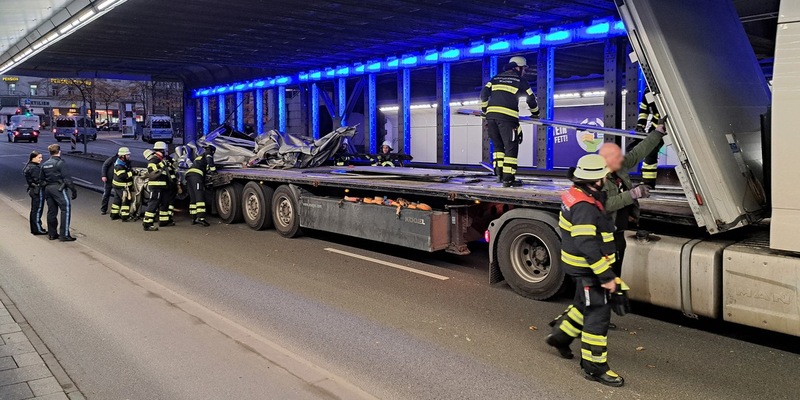 FW-M: Lkw bleibt in Unterführung hängen (Ludwigsvorstadt) - Foto: presseportal.de