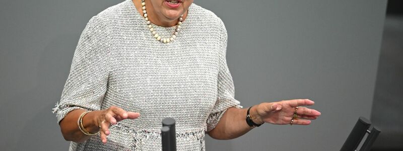 Claudia Roth (Bündnis 90/Die Grünen), Staatsministerin für Kultur und Medien, spricht in der Generaldebatte über den Haushalt 2025 im Bundestag. Sie ist auch für das neue Games-Stipendienprogramm zuständig. - Foto: Philip Dulian/dpa