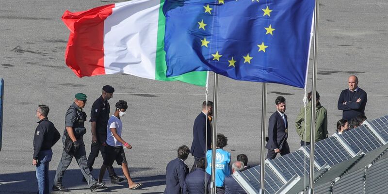 Ihre Asylverfahren möchte Italien in Albanien abwickeln: Ankunft von Migranten Mitte Oktober. (Archivbild) - Foto: Armando Babani/ZUMA Press Wire/dpa