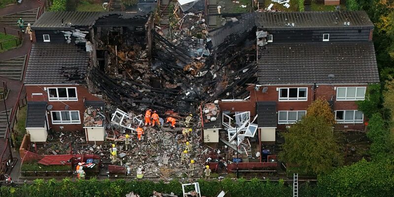 Massive Zerstörungen in der Häuserzeile nach der Explosion und einem folgenden Feuer. - Foto: Owen Humphreys/PA Wire/dpa