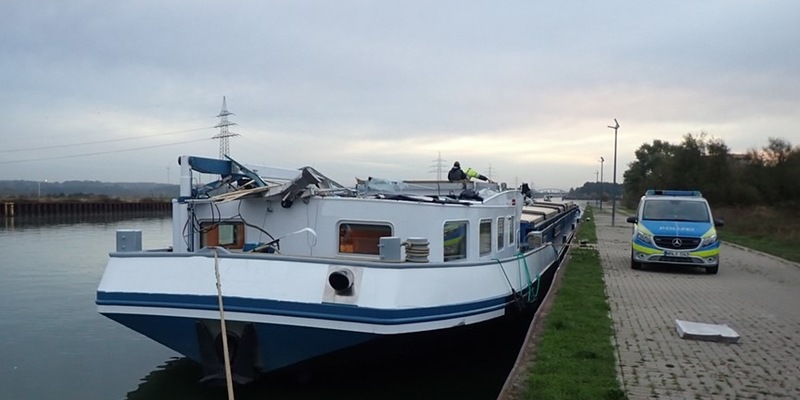 POL-DU: Duisburg/Datteln: Schiff rammt Hängegerüst - Foto: presseportal.de