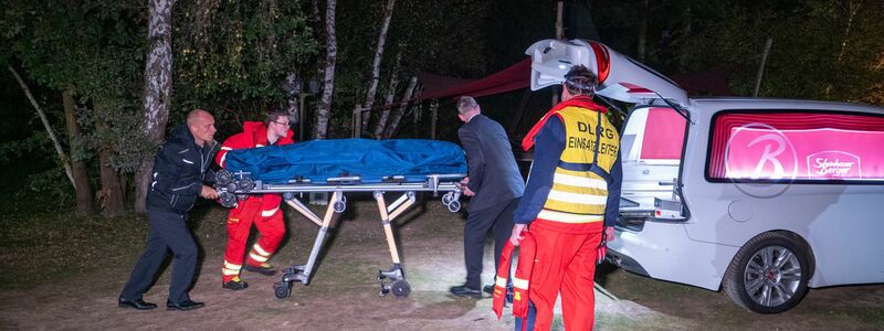 Einsatzkräfte bergen am Fluss Ilmenau eine Leiche.  - Foto: News5 / René Schröder/NEWS5/dpa