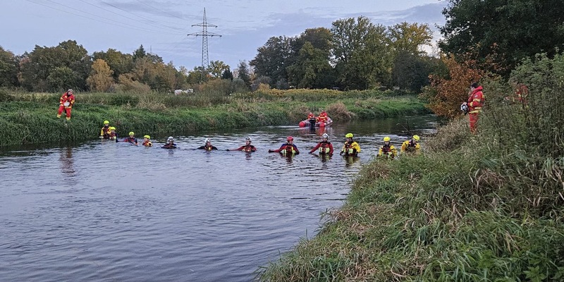 POL-LG: Bildmaterial -> Update verschwundener Student: Leichnam eines jungen Mannes in der Ilmenau entdeckt ++ Einsatzkräfte der DLRG stellen bei erneuter Suche leblosen Körper in der Ilmenau im ... - Foto: presseportal.de