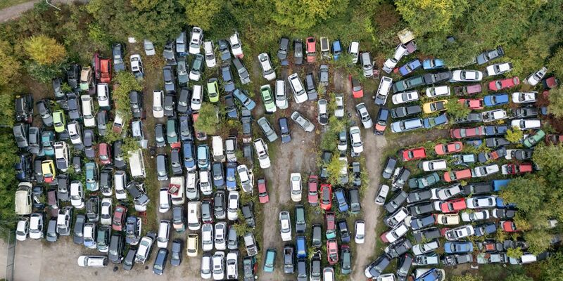 Eine Abwrackprämie kann einer neuen Studie zufolge zur Erreichung der Klimaziele beitragen. (Symbolbild) - Foto: Boris Roessler/dpa