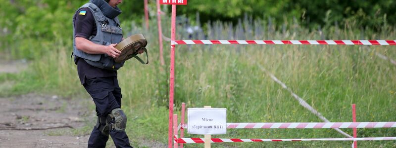  Meist müssen Felder Meter für Meter von Hand mit Metalldetektoren abgesucht werden. (Archivbild)  - Foto: -/Ukrinform/dpa