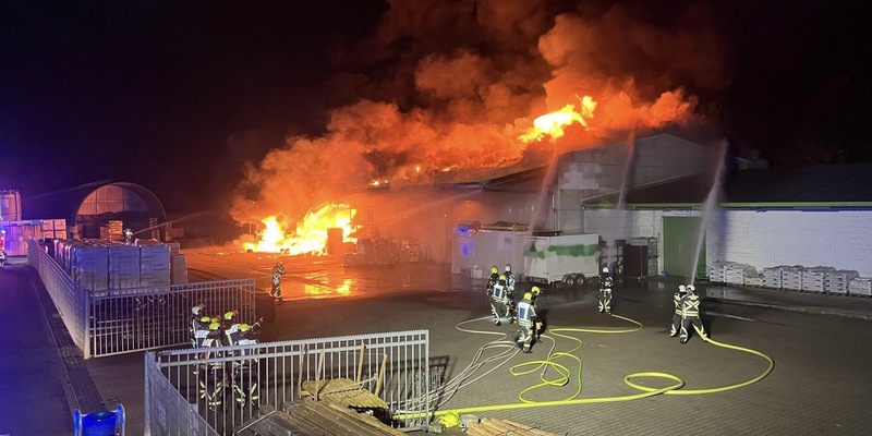 FW Hünxe: Erstmeldung: Halle eines Gewerbebetriebs in Vollbrand - Foto: presseportal.de