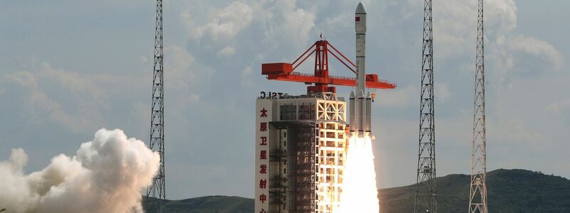 Eine Trägerrakete vom Typ Langer Marsch 6 hebt mit einer neuen Satellitengruppe ab. (Archivbild)  - Foto: Zheng Bin/Xinhua/AP/dpa