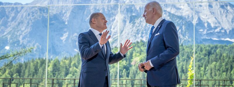 Bergige Landschaft mit US-Präsident: Biden neben Kanzler Scholz beim G7-Gipfel in Bayern. (Archivbild) - Foto: Michael Kappeler/dpa